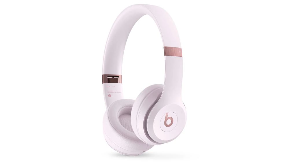 If the artsy girl you want to surprise this Christmas loves music, consider gifting her a set of headphones!