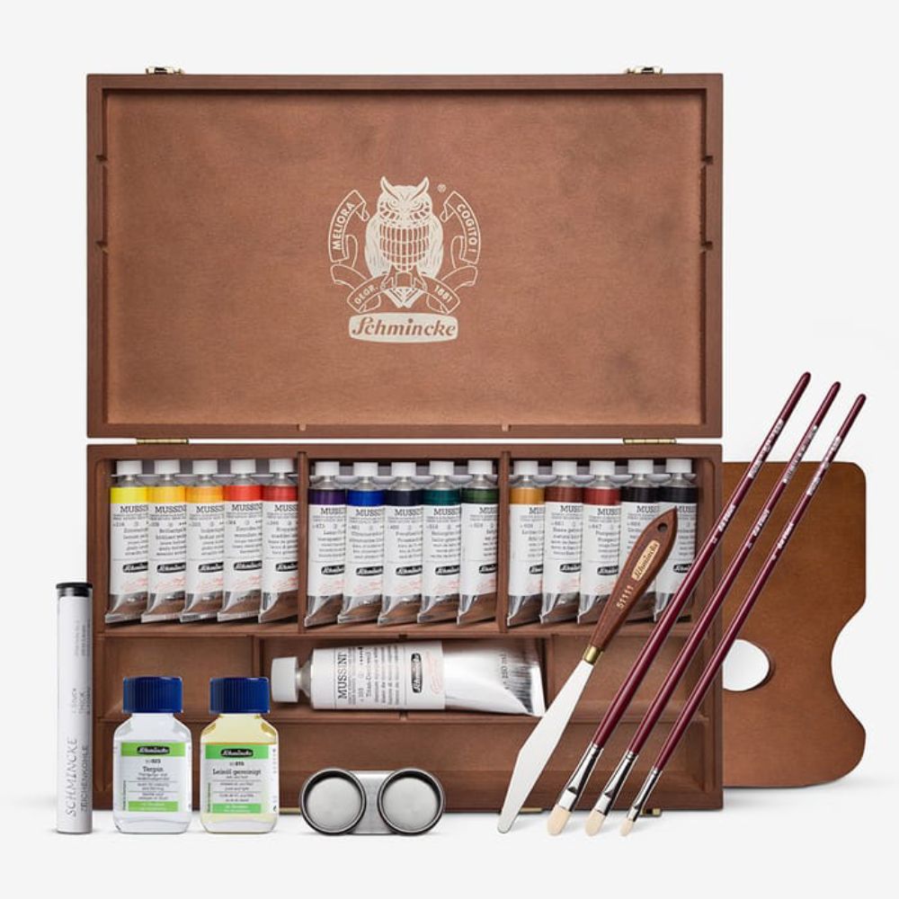 An exquisite oil paint set definitely makes one of the best luxury gifts for artists!