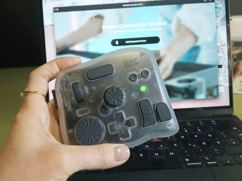 Once the Bluetooth connection is established, a green light flashes on the top of the device.
